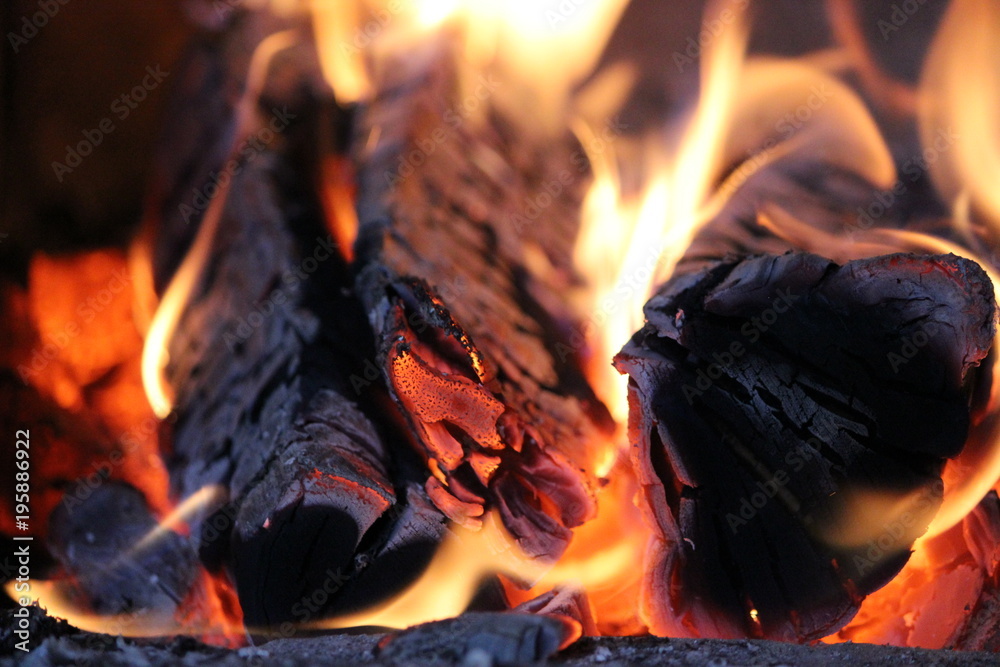 Fototapeta premium Płomienie ognia i węgle na czarnym tle