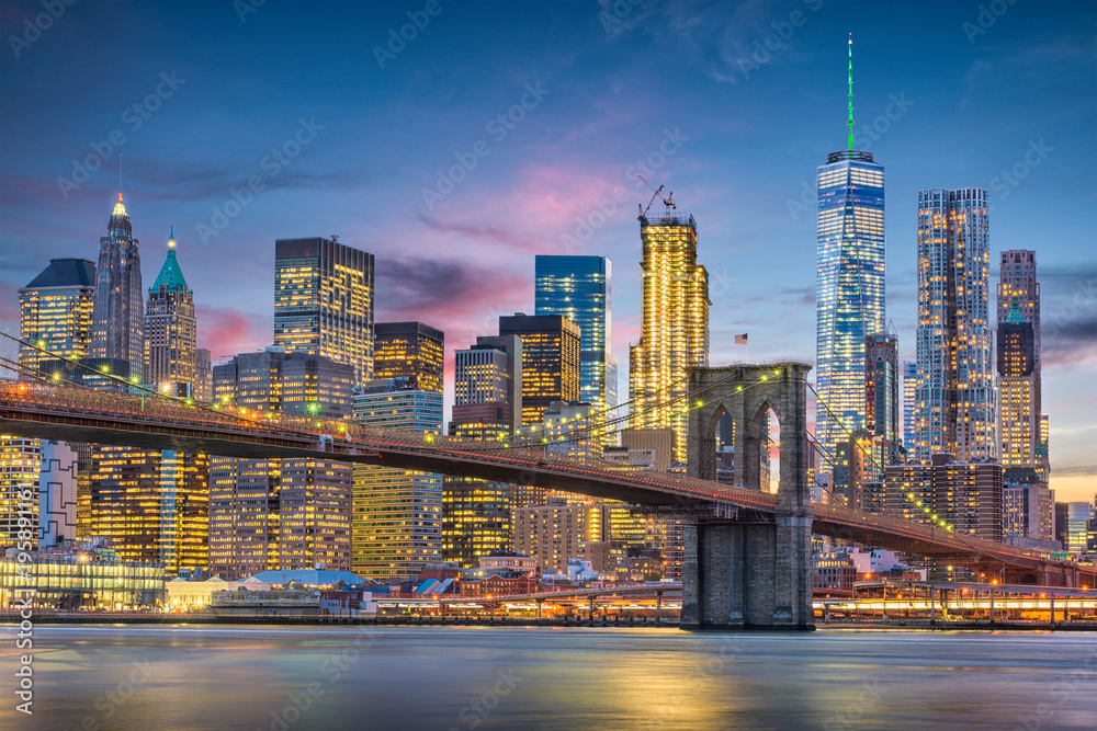 Fototapeta premium New York City, USA skyline na East River z Brooklyn Bridge o zmierzchu.
