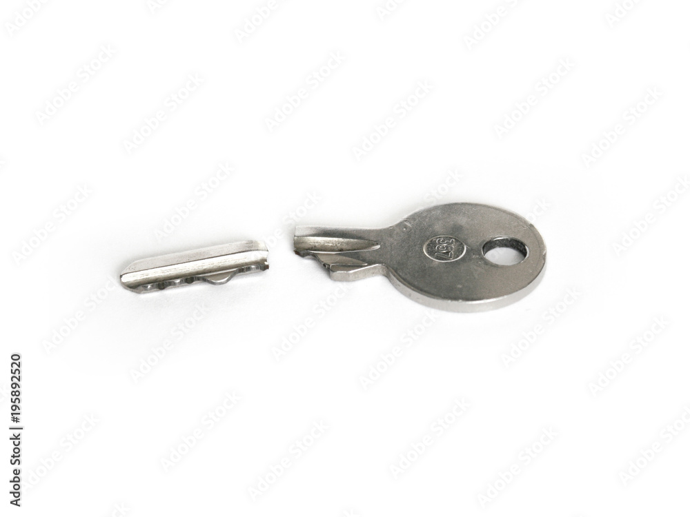 Abgebrochener Schlüssel auf weißem Hintergrund