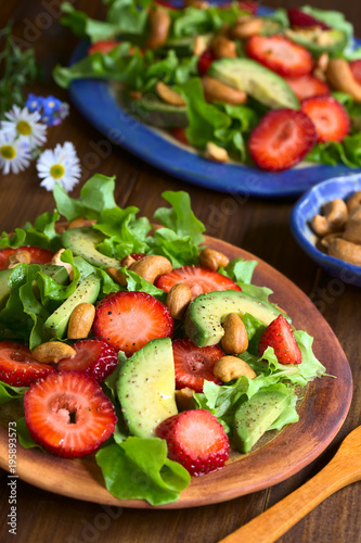 Frischer Salat aus Erdbeere, Avocado, Blattsalat und Cashewkerne, fotografiert mit natürlichem Licht (Selektiver Fokus, Fokus in die Mitte des ersten Salats)