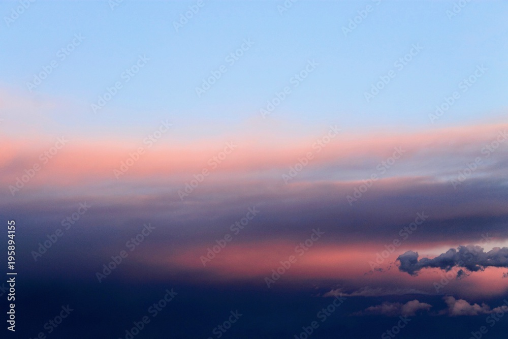 Cielo con nuvole al tramonto