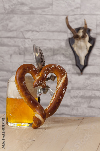 Fototapeta Naklejka Na Ścianę i Meble -  Brezel mit Bier in Herzform