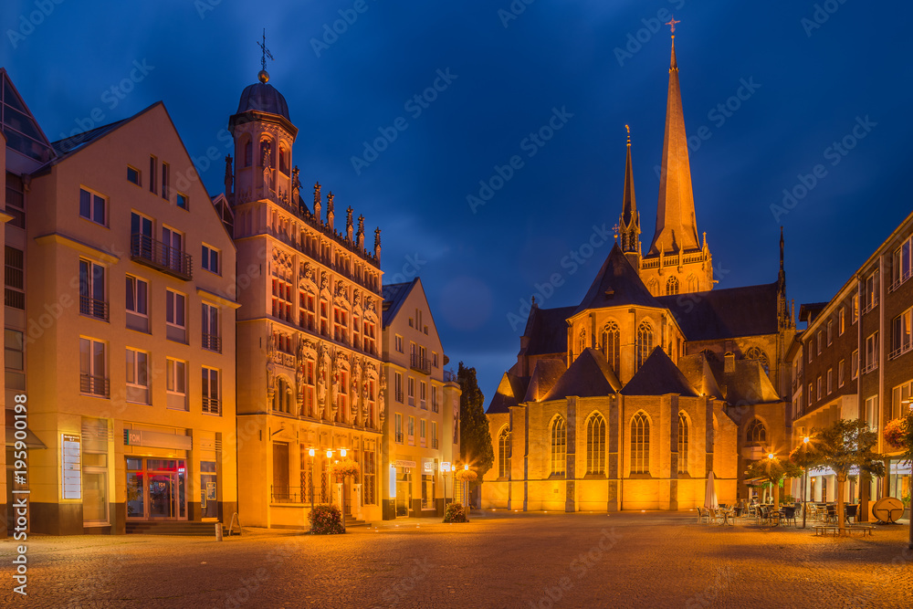Willibrordi Dom und historisches Rathaus in Wesel am Großen Markt