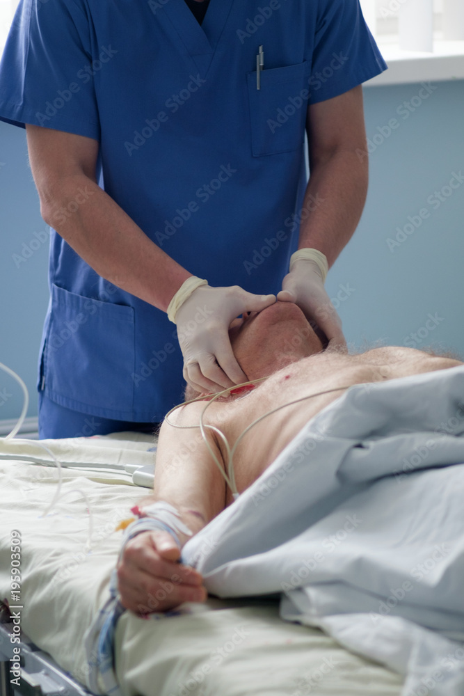 intensive care doctor use safar method before intubation