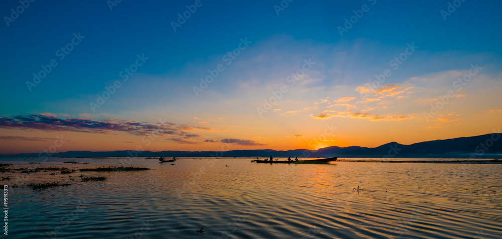 Naklejka premium Burmese fisherman