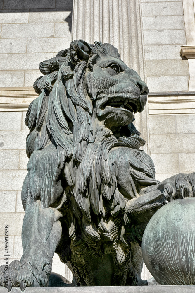Detalle leones de las cortes, madrid