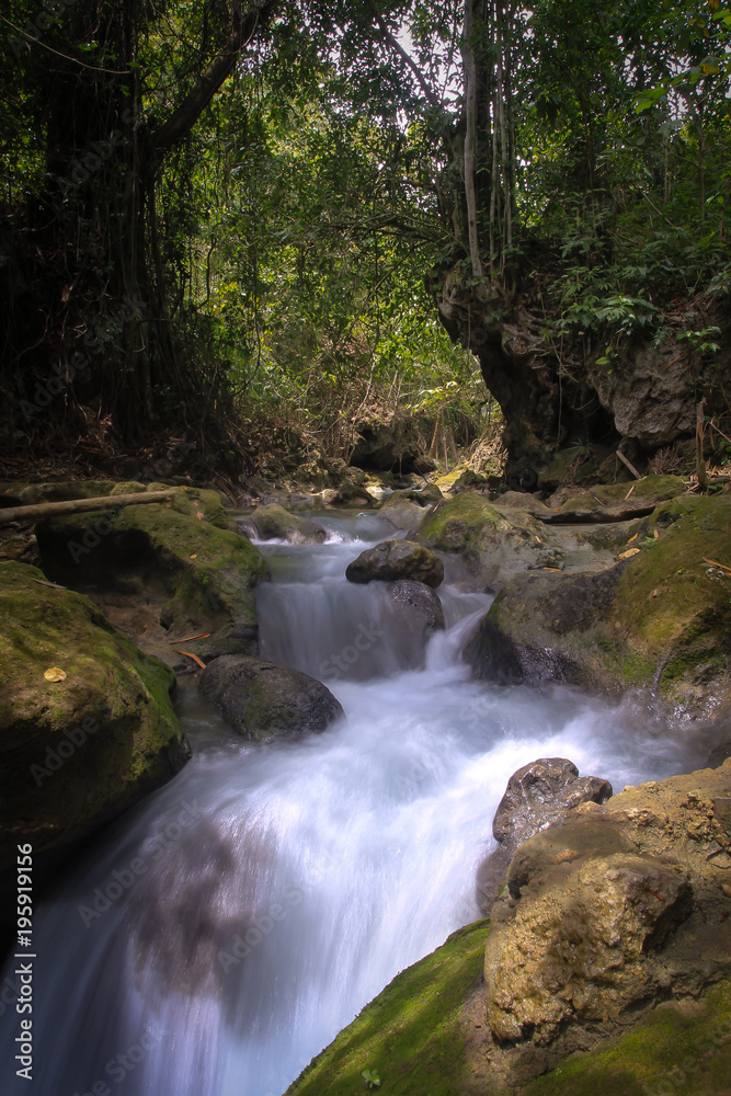Fotografija flowing water