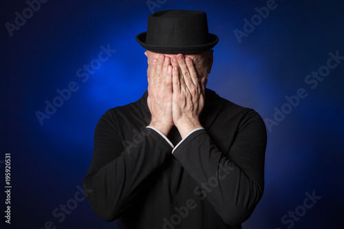 The man covered his face wi...