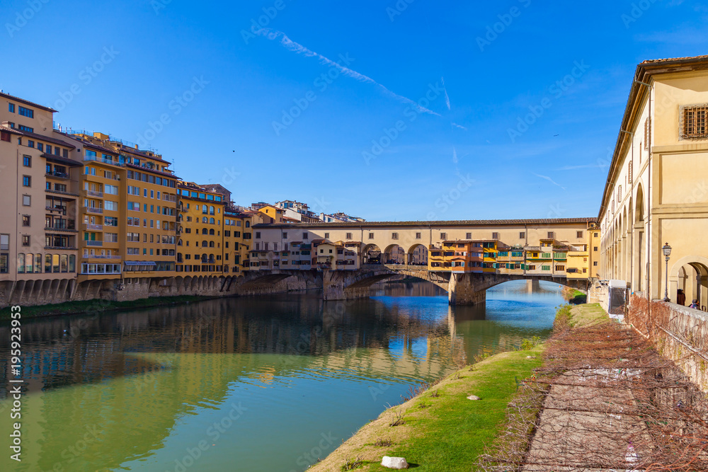 Obraz premium Arno river, houses and old Ponte Vecchio bridge, Florence, Tuscany, Italy