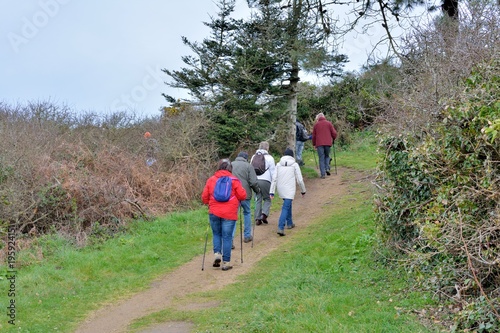 Randonneurs en bord de mer sur le GR34 en Bretagne