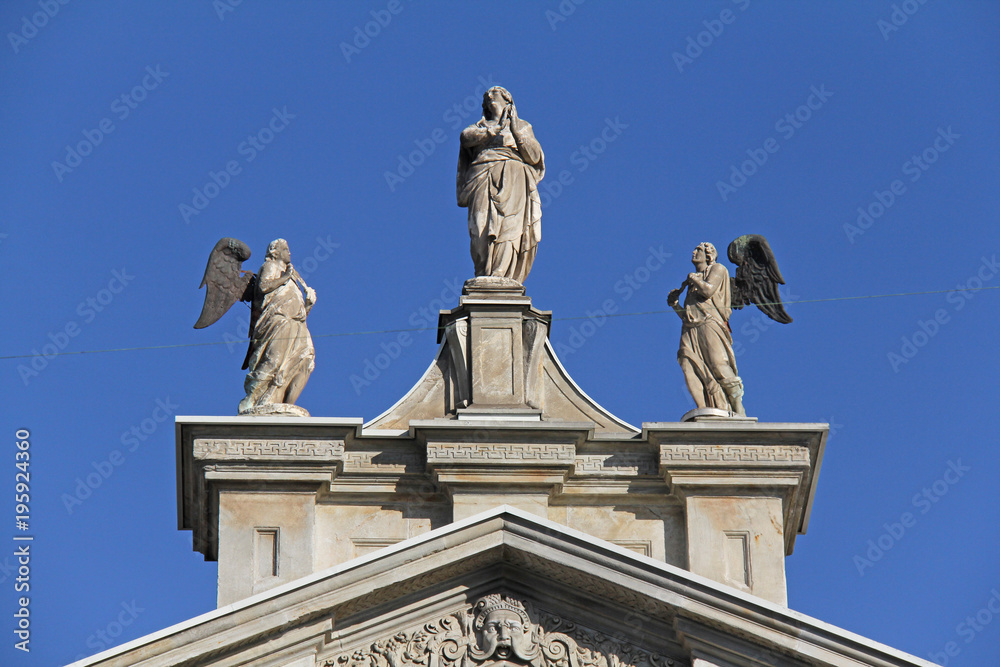 santuario di Santa Maria dei Miracoli - Milano: coronamento della facciata con Madonna e angeli
