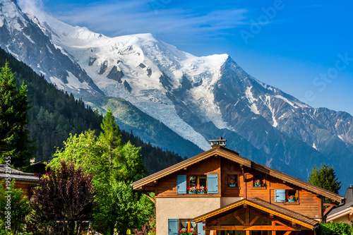 Obraz na płótnie Beautiful wood chalet in Chamonix, France, Mont Blanc on a sunny day w salonie