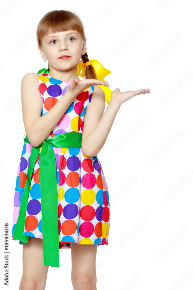 Little girl gesticulating.