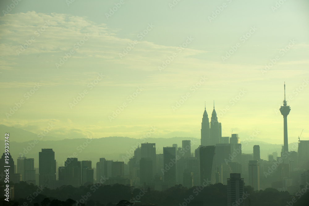 Obraz premium kuala lumpur morning skyline view with fog