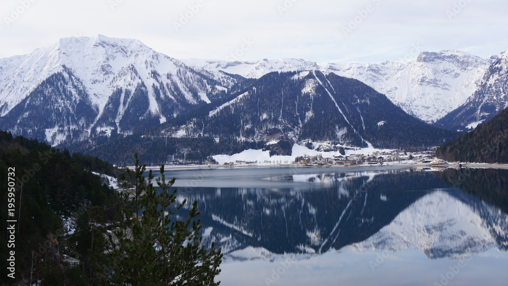 Achensee mit spiegelnder Wasseroberfläche, Tirol in der Nähe von Schwaz im Winter 