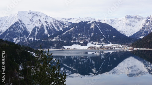 Achensee mit spiegelnder Wasseroberfläche, Tirol in der Nähe von Schwaz im Winter  © Achim Kietzmann
