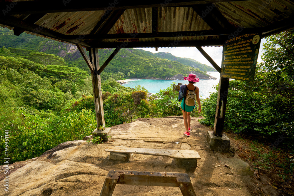 Foto Anse major trail,  a woman hiking on nature trail of Mahe, in order to view anse