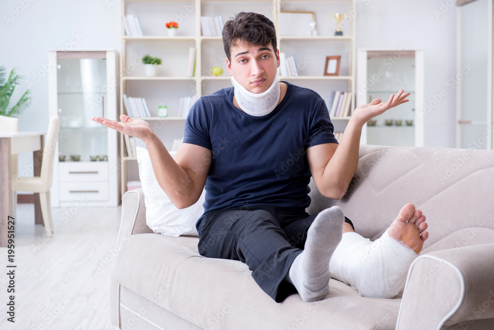 Ταπετσαρία Man injured in car crash recovering at home from whiplash injury