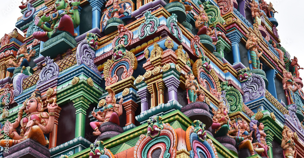 Nahaufnahme der heiligen Figuren eines Hindu Tempel Turms 