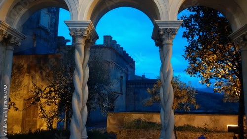 castello antico incorniciato da due colonne bianche photo