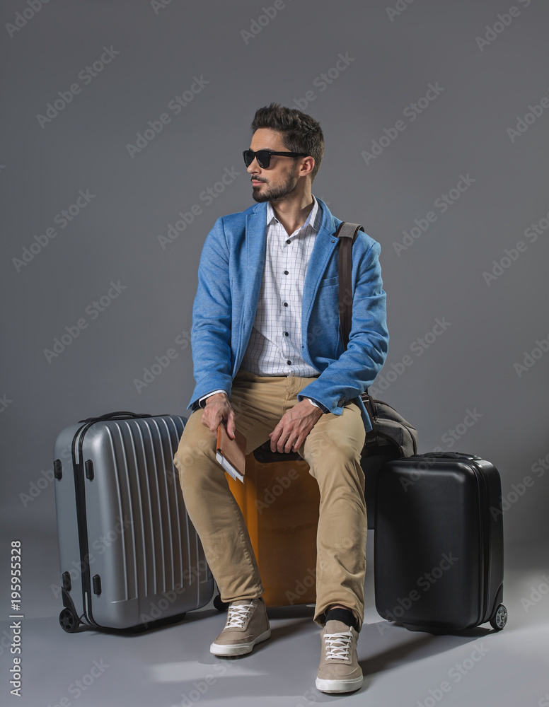 Φωτογραφία Full length portrait of handsome calm businessman in sunglasses with luggage