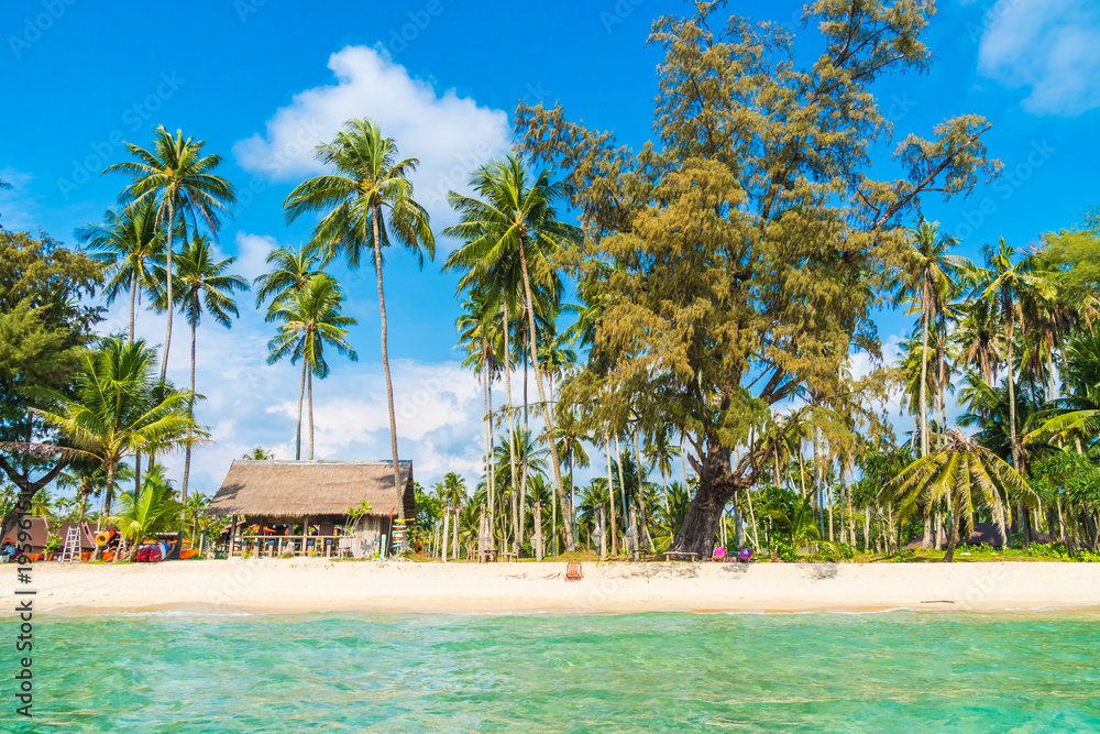 Obraz premium Beautiful tropical beach and sea