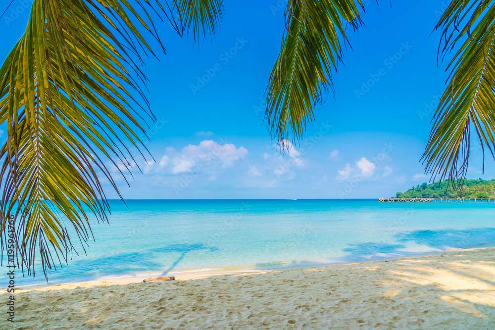 Fototapeta premium Beautiful tropical beach and sea