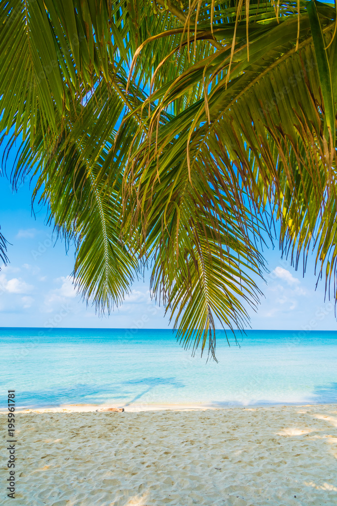 Fototapeta premium Beautiful tropical beach and sea