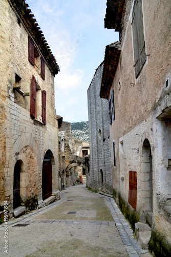 Village de Saint-Guilhem-le-D  sert. Pr  s de Montpellier. Sud de la France. R  gion Occitanie. Chemin de Saint-Jacques-de-Compostelle. Rue du centre historique.