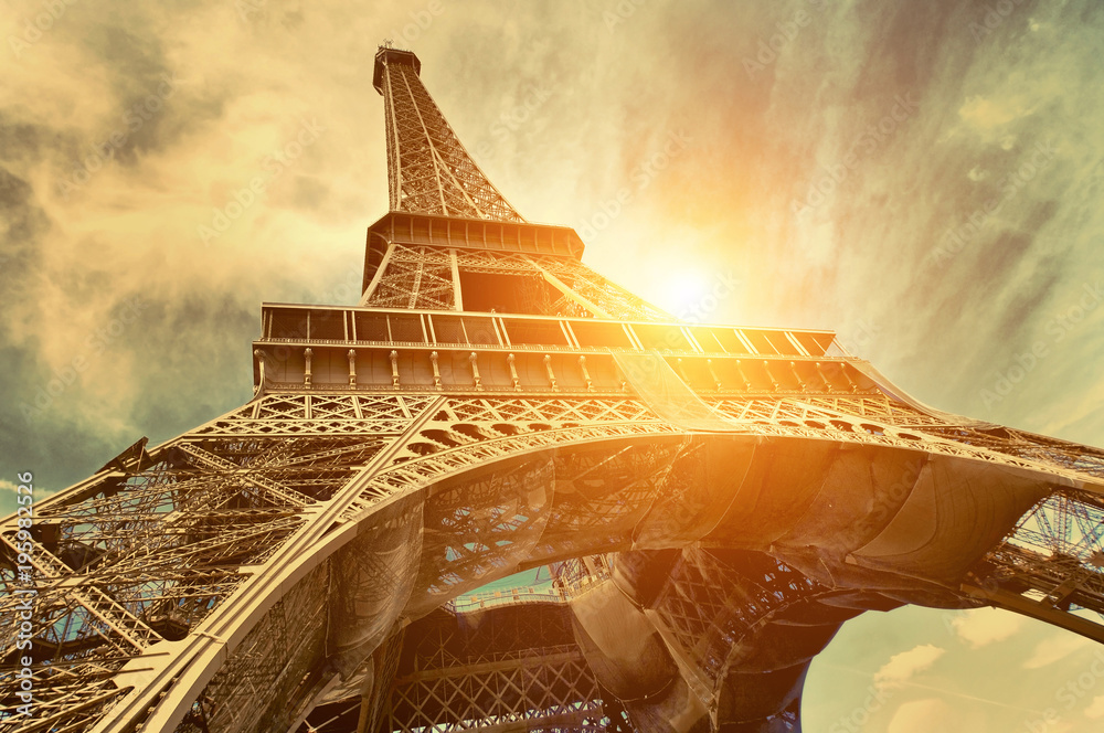 Naklejka premium Wieża Eiffla jest jednym z najbardziej rozpoznawalnych obiektów na świecie pod światłem słonecznym
