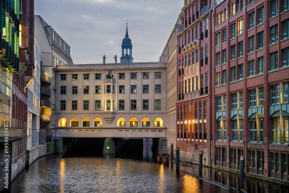 Naklejka premium Bleichenfleet Hamburg mit Michel und Stadthausbrücke