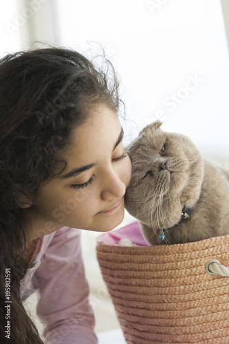 Kız çocuğu ve scottish fold kedi photo