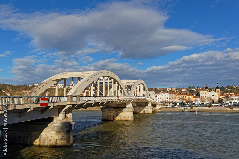 Naklejka premium Le pont de Neuville sur la Saône