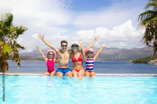 Obraz na płótnie family in resort w salonie