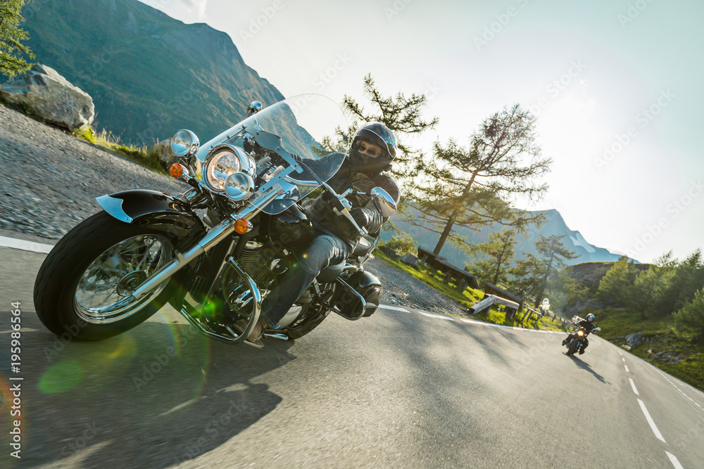 Naklejka premium Motocykliści jadący alpejską autostradą na słynnej Hochalpenstrasse w Austrii, Europie.