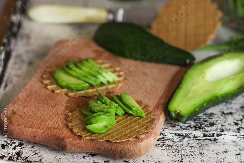 avocado cut into slices (a sandwich with avocado)