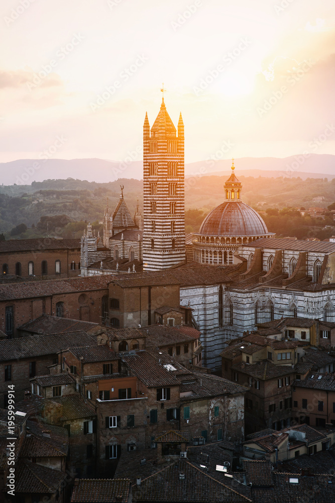 Φωτογραφία Picturesque backlit view of Siena Cathedral Santa Maria Assunta (Duomo) from Torre del Mangia tower at sunset golden hour, Tuscany, Italy