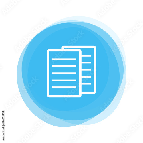 Weiße Papiere auf hellblauem Button