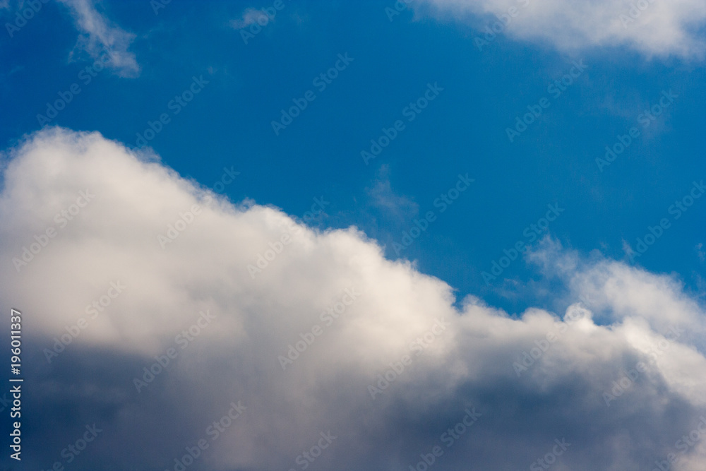 Fototapeta premium Beautiful blue sky background. white clouds on a sunny day.
