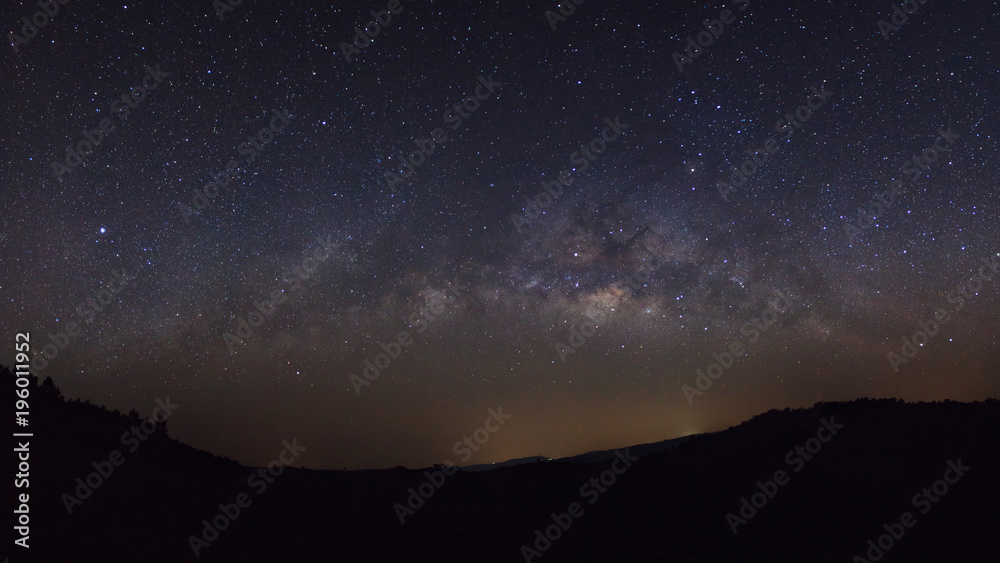 Naklejka Galaktyka Drogi Mlecznej z gwiazdami i pyłem kosmicznym we wszechświecie, fotografia z długim czasem naświetlania, ze ziarnem.