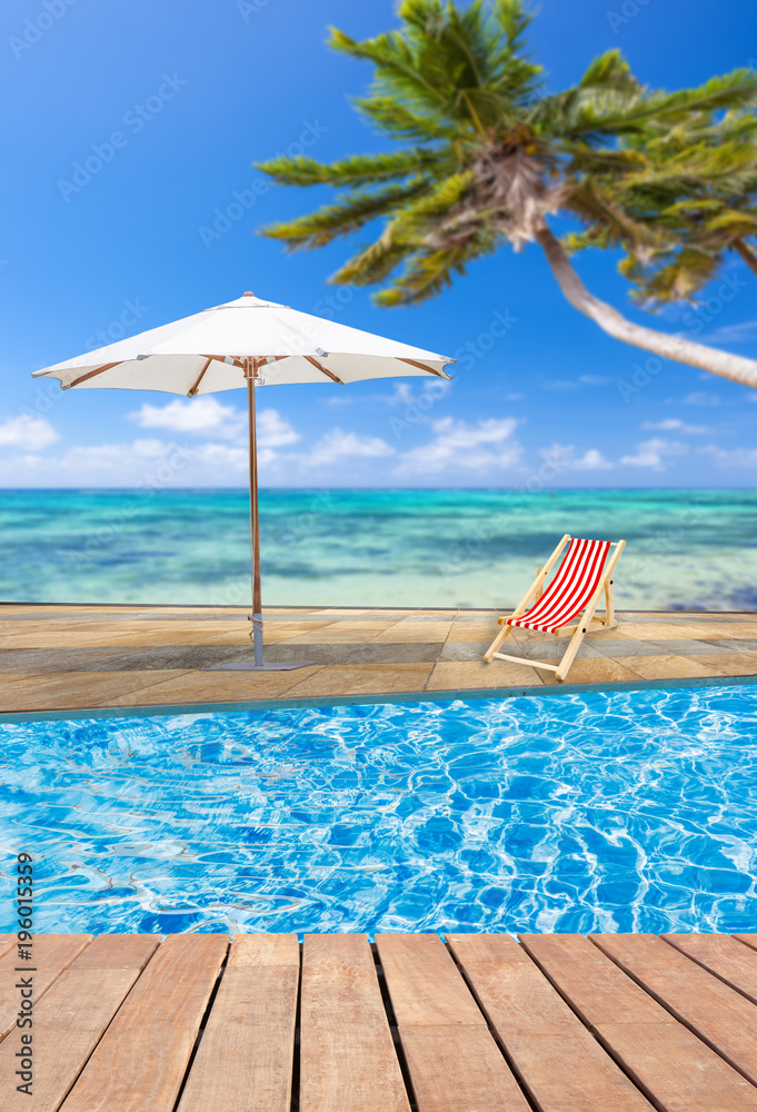 piscine tropicale avec parasol et transat, fond lagon Stock Photo | Adobe  Stock