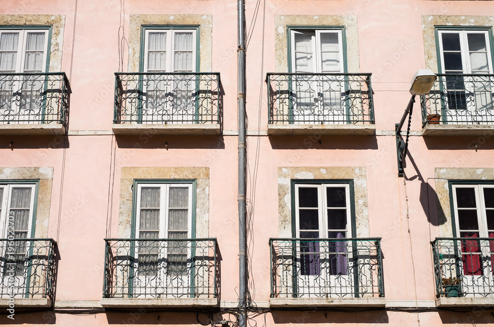 Obraz premium Traditional building windows background, Lisbon, Portugal