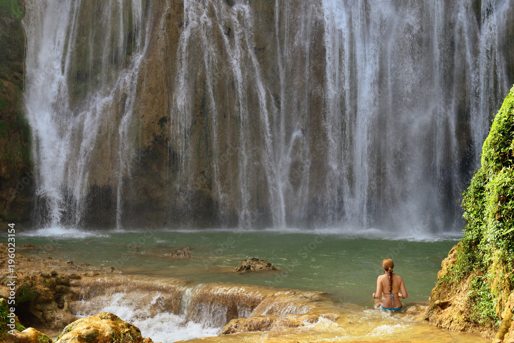 Fototapeta premium Turystyczna kąpiel w wodospadzie Salto el Limon położonym w centrum lasu tropikalnego Samana, Dominikana.