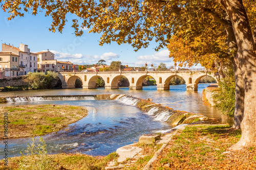 pont romain de Sommières sur la Vidourle et platanes en automne 