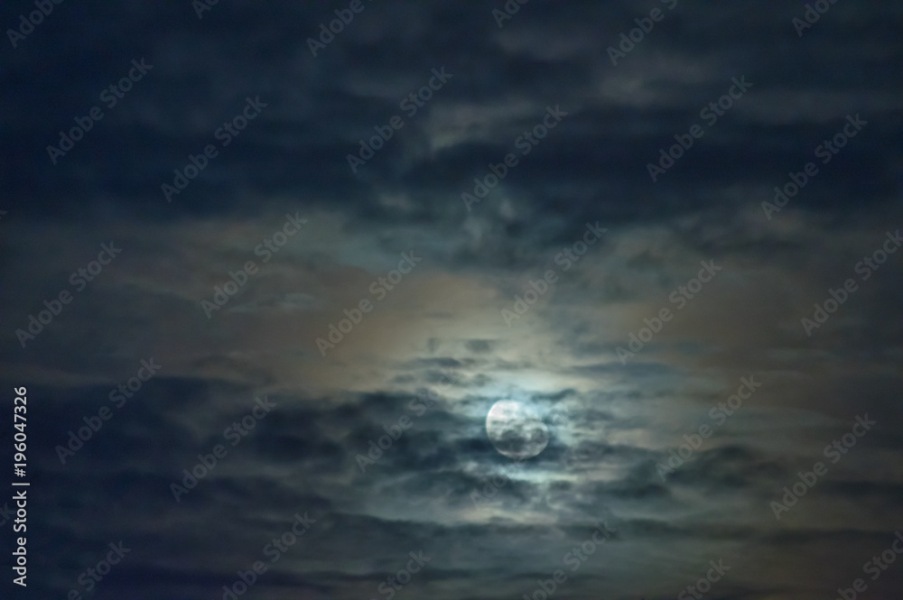 Fototapeta premium Księżyc na zachmurzonym niebie.