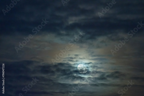 Fototapeta Naklejka Na Ścianę i Meble -  Księżyc na zachmurzonym niebie.