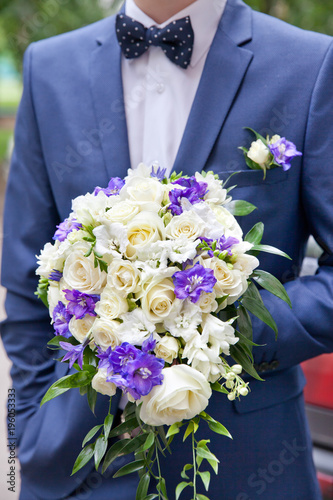 мужчина с букетом цветов