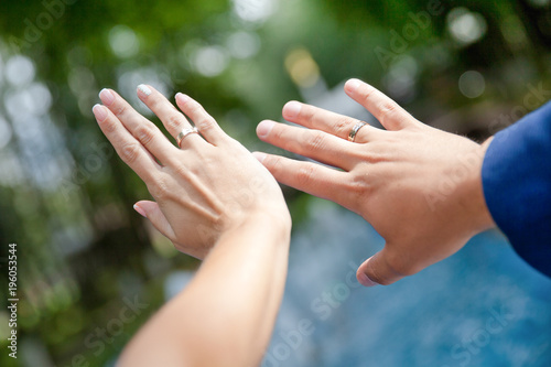 мужская и женская руки
