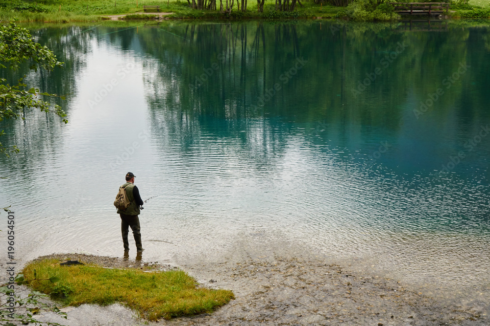 Angler an einem Bergsee