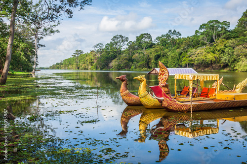 Obraz na płótnie Thai traditional boats on the lake near,Bayon temple in Angkor Thom, Siemreap, Cambodia. w salonie